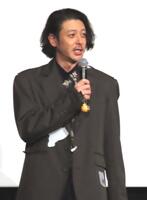 　映画「オリバーな犬、（Ｇｏｓｈ！！）　このヤロウ　ＭＯＶＩＥ」の初日舞台あいさつで驚くオダギリジョー