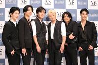 　ポーズを決める（左から）└ＢＨＮＸ┘の野慧、リュークマックノートン、羽田野孝介、高橋憲太、和田光平、杉浦豪