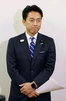 　記者団の取材に応じ、自民党総裁選の配信動画へのコメント投稿問題について答えた小泉農相