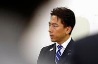 　記者団の取材に応じ、自民党総裁選の配信動画へのコメント投稿問題について答えた小泉農相