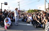 　「秦野たばこ祭」に登場しファンにあいさつするＬＵＮＡ　ＳＥＡ・真矢（左）＝撮影・開出牧