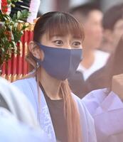 　ＬＵＮＡ　ＳＥＡ・真矢に法被姿で付き添う妻の石黒彩夫人（撮影・開出牧）