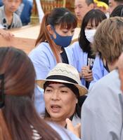 　車椅子で「秦野たばこ祭」に登場したＬＵＮＡ　ＳＥＡ・真矢（手前）に付き添う石黒彩夫人（後方左）