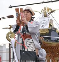 　「秦野たばこ祭」に登場し神輿の上で一本締めをするＬＵＮＡ　ＳＥＡ・真矢（撮影・開出牧）