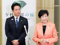 　女性起業家との意見交換会後、記者団の取材に応じる小泉農相（左）と東京都の小池百合子知事