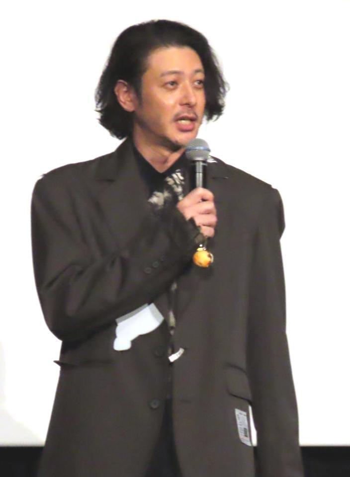 　映画「オリバーな犬、（Ｇｏｓｈ！！）　このヤロウ　ＭＯＶＩＥ」の初日舞台あいさつで驚くオダギリジョー