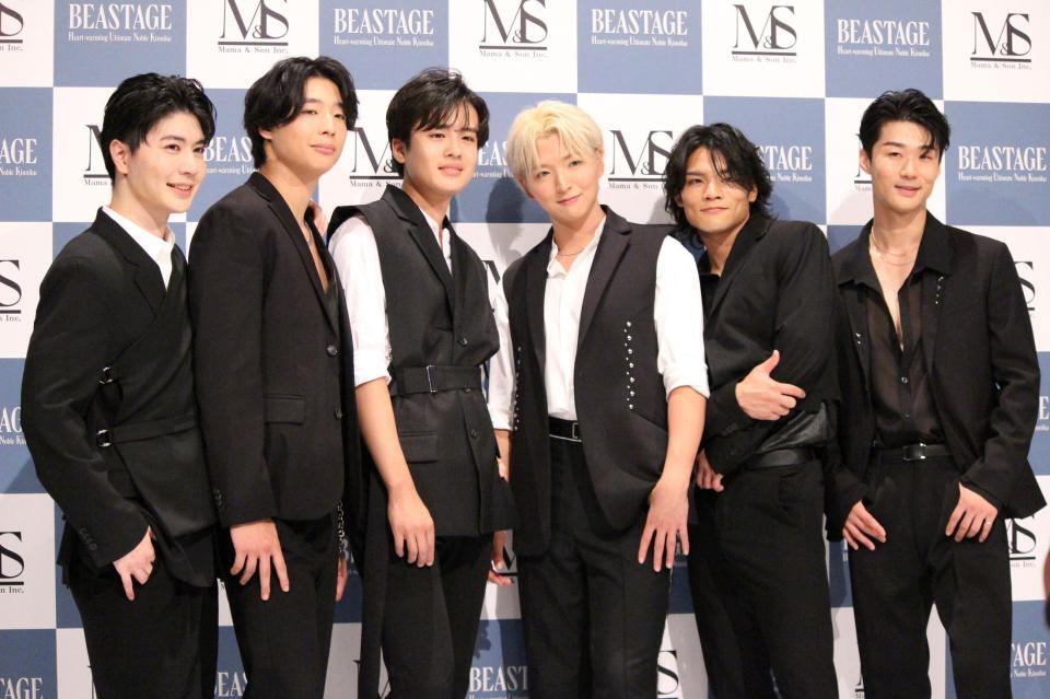 　ポーズを決める（左から）└ＢＨＮＸ┘の野慧、リュークマックノートン、羽田野孝介、高橋憲太、和田光平、杉浦豪