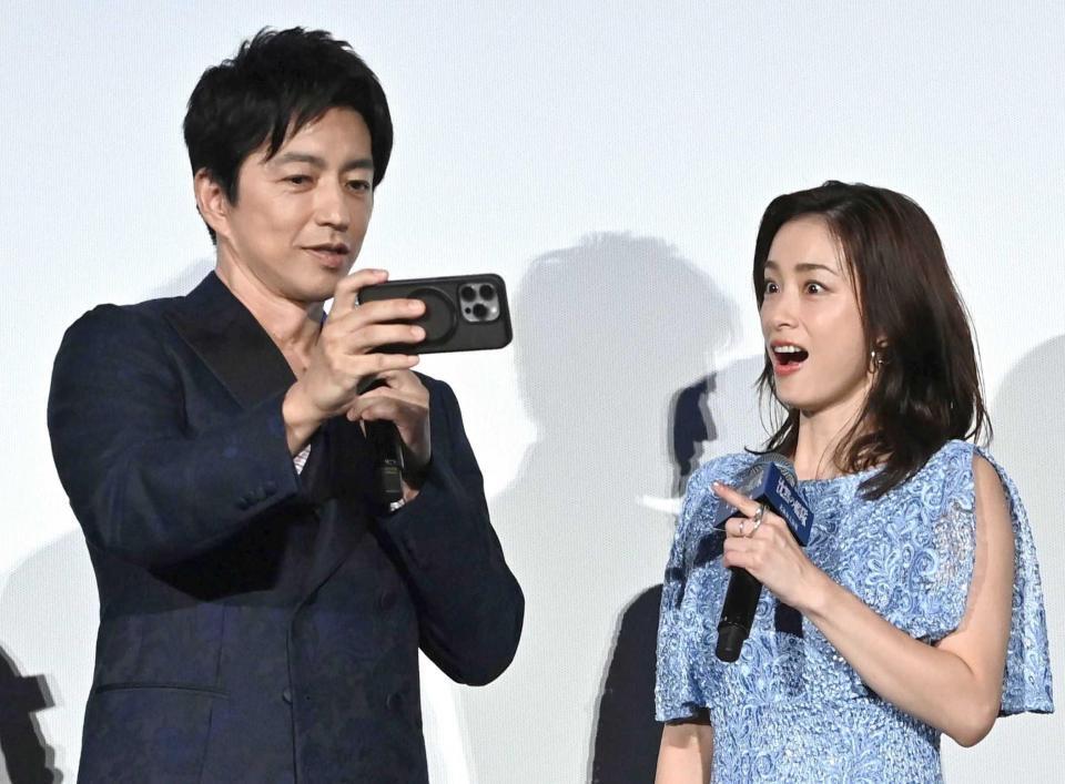 　大沢たかお（左）が撮影したオーロラの写真に、驚く上戸彩（撮影・持木克友）