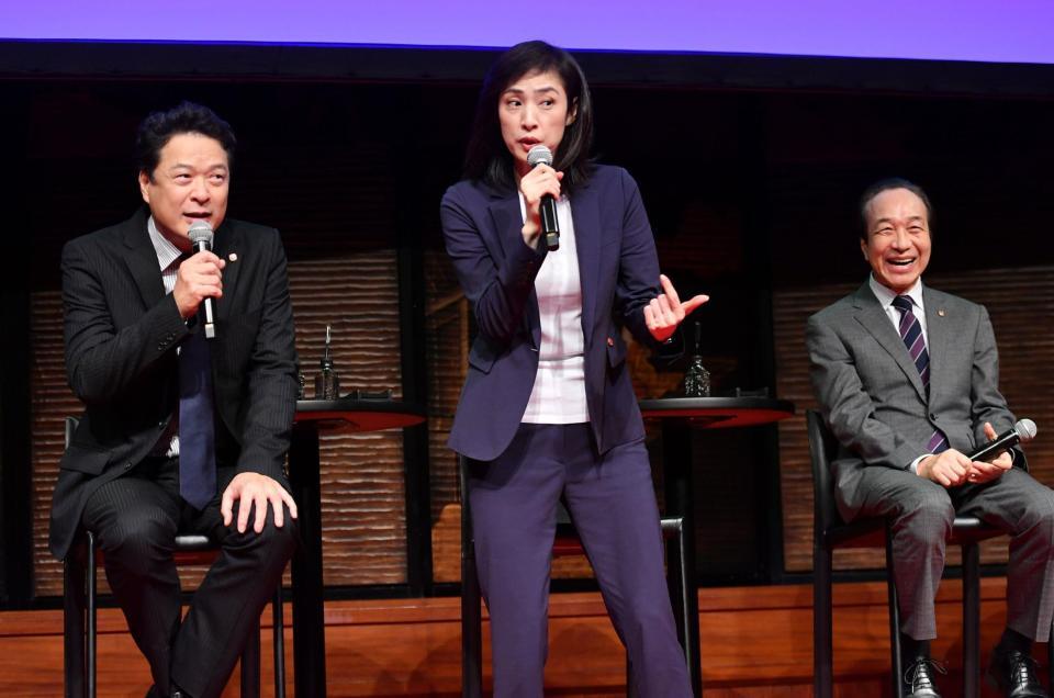 　イベントでトークする天海祐希（中央）。左は田中哲司、右は小日向文世（撮影・開出牧）