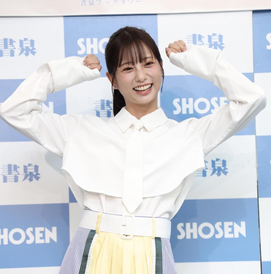 　可愛いらしくポーズを決める林祐衣（撮影・吉澤敬太）