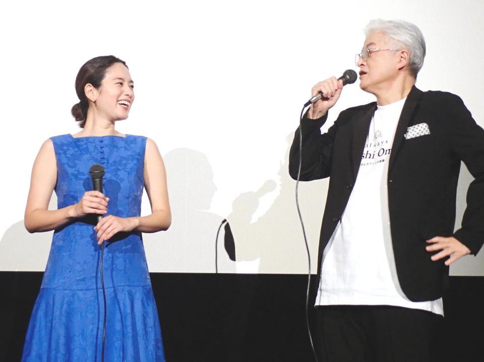 　陣内孝則（右）の軽妙なトークに笑顔の筧美和子