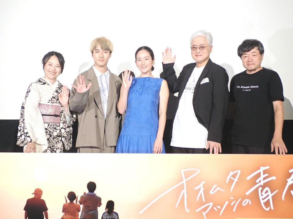 　映画「オオムタアツシの青春」の公開記念舞台あいさつを行った（左から）林田麻里、福山翔大、筧美和子、陣内孝則、瀬木直貴監督