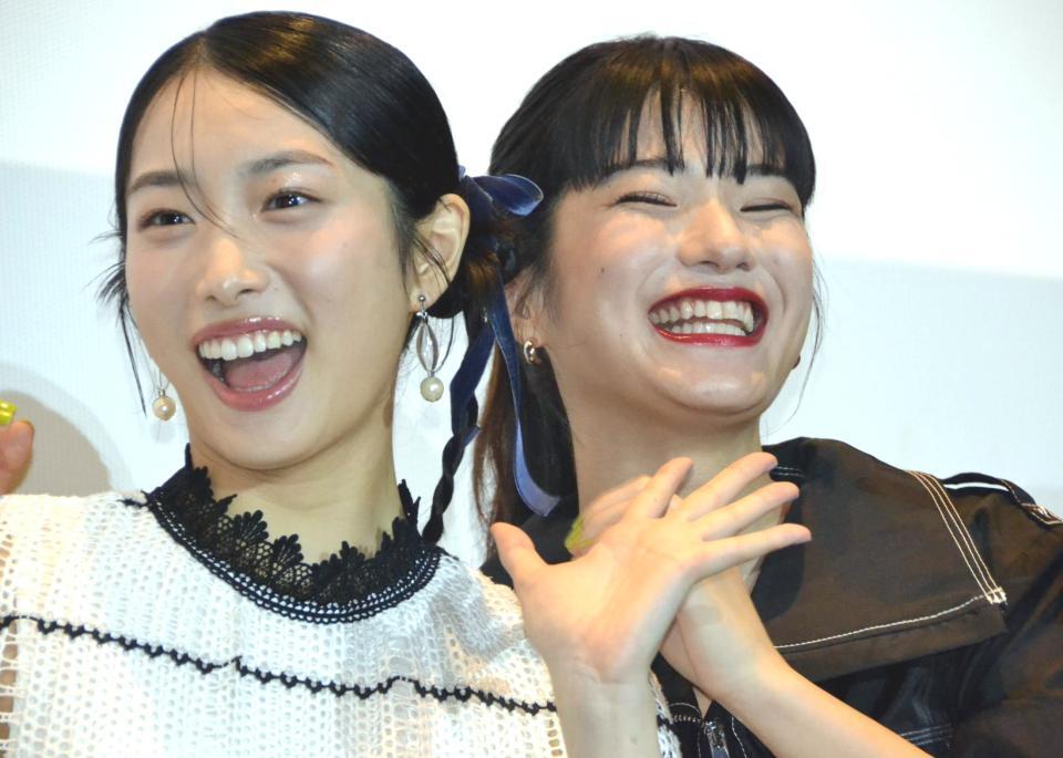 　映画「サラバ、さらんへ、サラバ」の公開記念舞台あいさつでおどける碧木愛莉（左）と蒔田彩珠