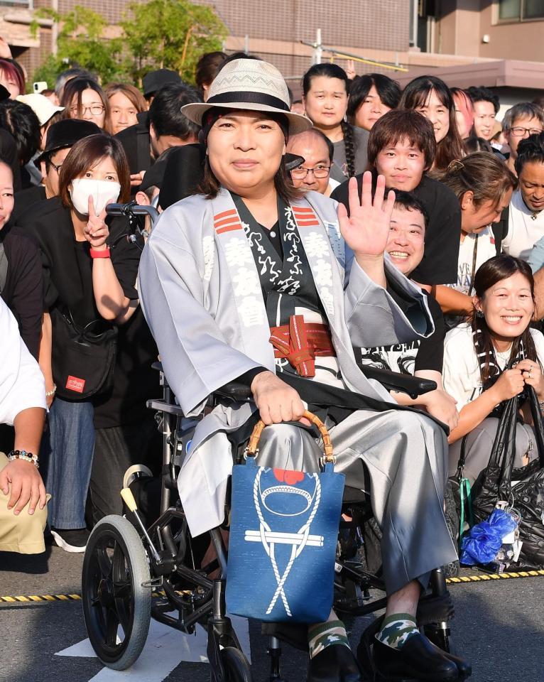 　「秦野たばこ祭」に集まったファンを背に手を振るＬＵＮＡ　ＳＥＡ・真矢（撮影・開出牧）