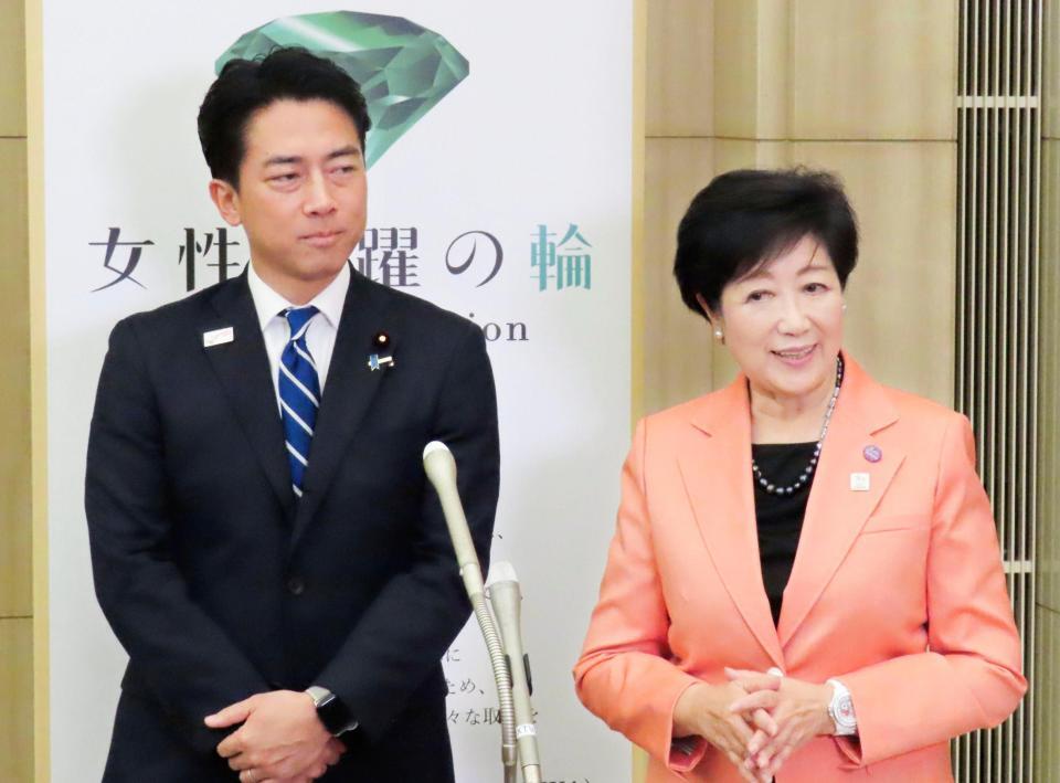 　女性起業家との意見交換会後、記者団の取材に応じる小泉農相（左）と東京都の小池百合子知事