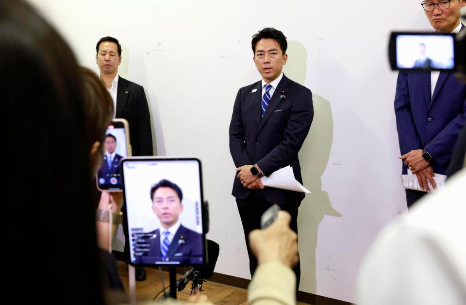 　記者団の取材に応じ、自民党総裁選の配信動画へのコメント投稿問題について答えた小泉農相