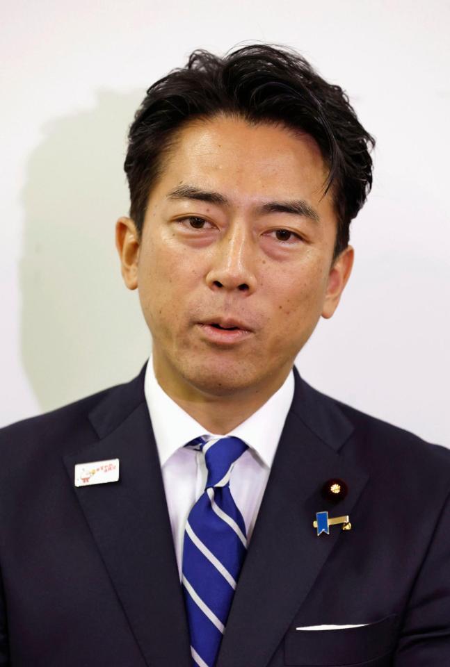 　記者団の取材に応じ、自民党総裁選の配信動画へのコメント投稿問題について答えた小泉農相