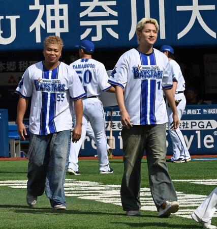 　出番を待つＭＡ５５ＩＶＥ　ＴＨＥ　ＲＡＭＰＡＧＥ・鈴木昂秀（右）とＬ（撮影・持木克友）