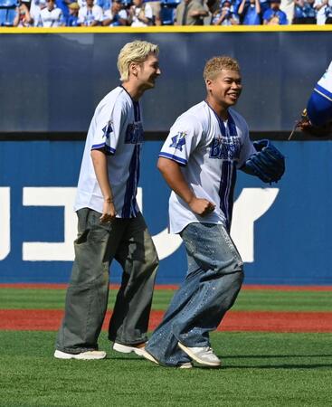 　始球式を務めるＭＡ５５ＩＶＥ　ＴＨＥ　ＲＡＭＰＡＧＥ・ＬとＭ（撮影・持木克友）