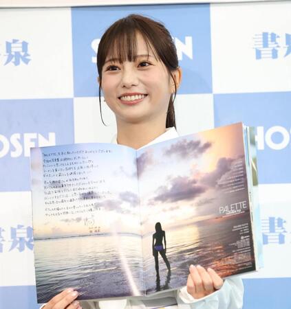 　撮影時に「仁王立ちと言われました」という写真を見せる林祐衣（撮影・吉澤敬太）