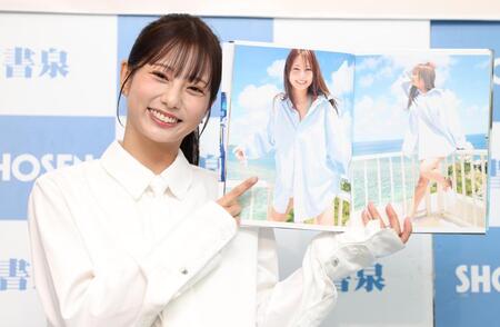 　お気に入りの写真を披露する林祐衣（撮影・吉澤敬太）