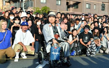 　大勢のファンに迎えられ、笑顔で手を振るＬＵＮＡ　ＳＥＡ・真矢（撮影・開出牧）