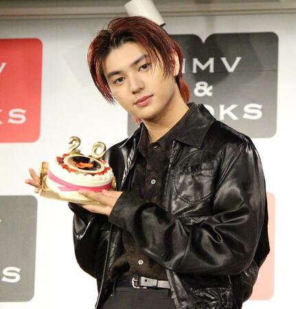 　ケーキで２０歳の誕生日を祝福された荒木飛羽