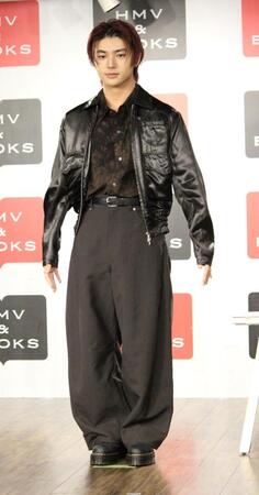 　発売イベントに登壇した荒木飛羽