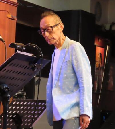 　ライブに出演するビリー・バンバンの菅原進