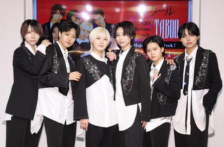 　ポーズを決めるル・クールの（左から）イヴ、リアム、ルカ、アメ、ルネ、ノエ（撮影・吉澤敬太）