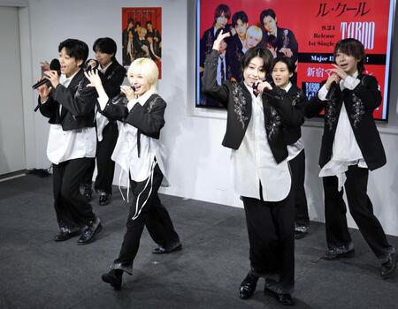 　ファンの前で「ＴＡＢＯＯ」を歌うル・クール（撮影・吉澤敬太）