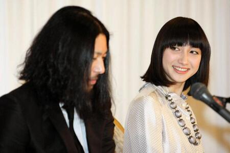 笑顔で喜びの胸のうちを語る香椎由宇＝２００７年撮影