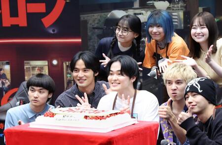 　誕生日の望月歩（中央）を囲む（前列左から）萩原護、水上恒司、一人置いて、坂東龍汰、高橋侃、（後列同）影山優佳、鳴海唯、山田杏奈（撮影・吉澤敬太）