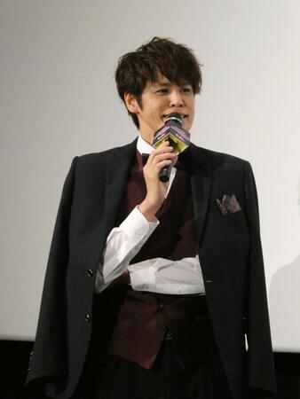 　トークする宮野真守