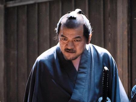 鋭い眼光で味のある佇まいの貧乏侍役・竹内まなぶ。大河ドラマ「べらぼう～蔦重栄華乃夢噺～」より。