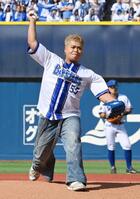 　始球式を務めたＭＡ５５ＩＶＥ　ＴＨＥ　ＲＡＭＰＡＧＥのＬ（撮影・持木克友）