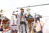 　「秦野たばこ祭」に登場し神輿の上で一本締めをするＬＵＮＡ　ＳＥＡ・真矢（撮影・開出牧）