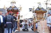 　「秦野たばこ祭」で神輿と記念撮影するＬＵＮＡ　ＳＥＡ・真矢（中央）＝撮影・開出牧