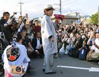 　ファンにあいさつするＬＵＮＡ　ＳＥＡ・真矢