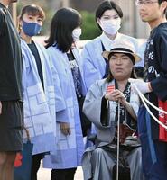 　石黒彩（右から５人目）と夫婦そろって出席したＬＵＮＡ　ＳＥＡ・真矢