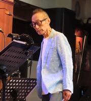 　ライブに出演するビリー・バンバンの菅原進