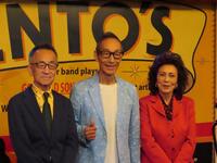 　ライブを行う、９月に死去したビリ-・バンバンの兄・孝さんの弟・進（中央）とせんだみつお（左）、渚まゆみ