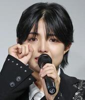 　デビューまでの道のりを振り返り、ファンの前で涙を流すル・クールのノエ（撮影・吉澤敬太）