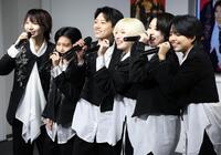 　ファンの前で「流星群の夜」を歌うル・クール（撮影・吉澤敬太）