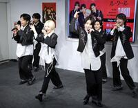 　ファンの前で「ＴＡＢＯＯ」を歌うル・クール（撮影・吉澤敬太）