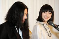 笑顔で喜びの胸のうちを語る香椎由宇＝２００７年撮影