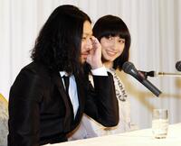 照れながら結婚の報告をするオダギリジョー（左）を笑顔で見守る香椎由宇＝２００７年撮影