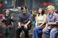 　笑顔で話す（左から）影山優佳、水上恒司、山田杏奈、坂東龍汰（撮影・吉澤敬太）