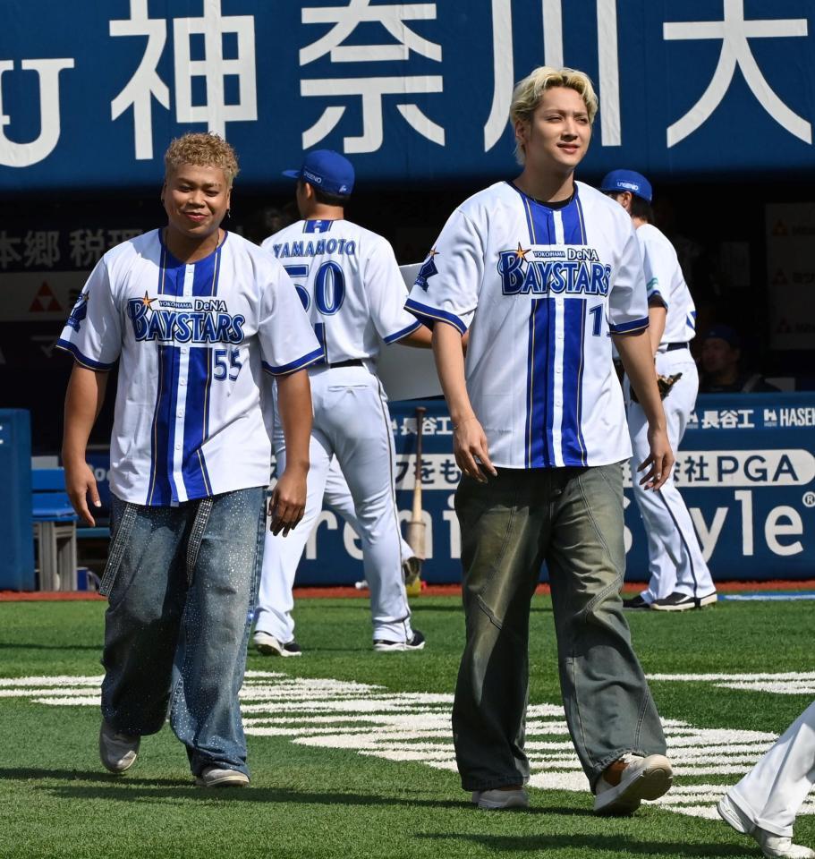 　出番を待つＭＡ５５ＩＶＥ　ＴＨＥ　ＲＡＭＰＡＧＥ・鈴木昂秀（右）とＬ（撮影・持木克友）