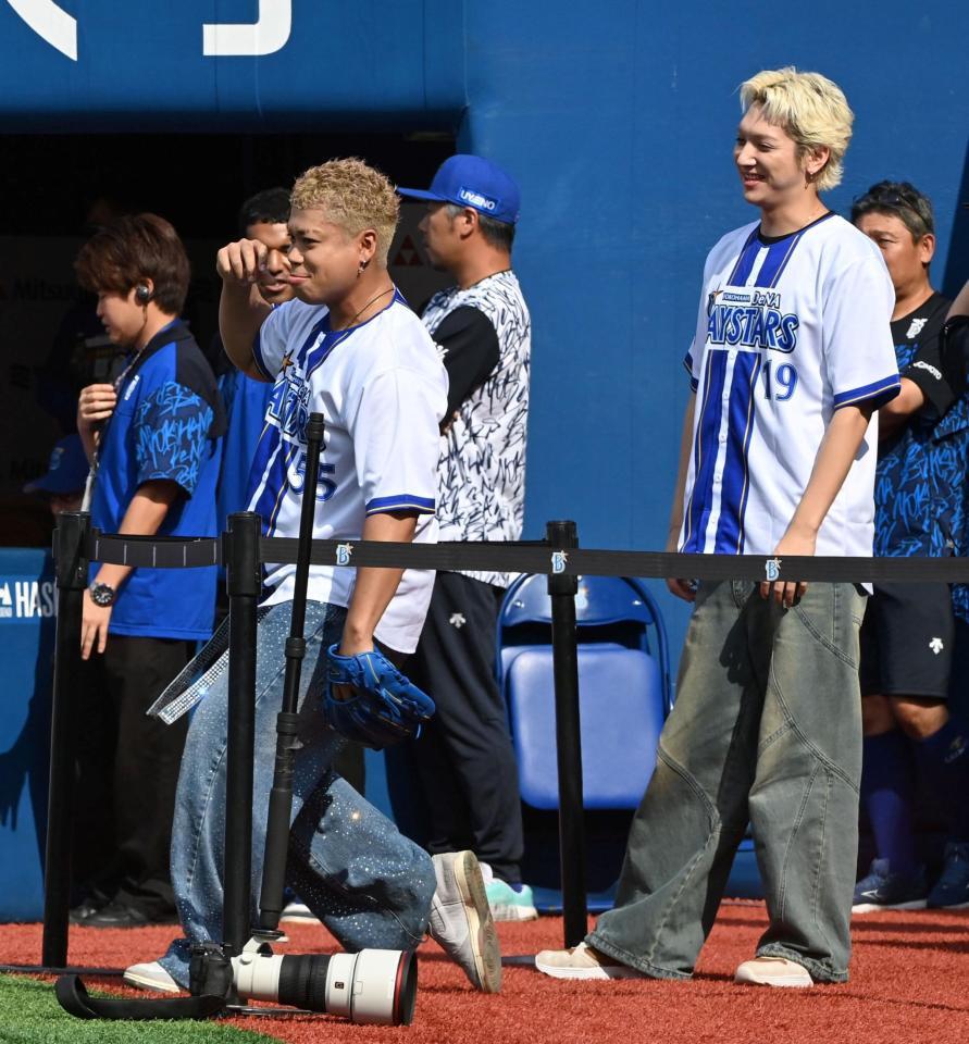 　出番を待つＭＡ５５ＩＶＥ　ＴＨＥ　ＲＡＭＰＡＧＥ・鈴木昂秀（右）とＬ（撮影・持木克友）